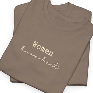 Camiseta &quot;Las mujeres saben más&quot;, camiseta feminista, camiseta de empoderamiento femenino, camiseta feminista divertida, camiseta de feminismo, rabia femenina, camiseta de romper el patriarcado