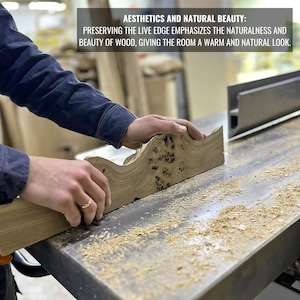 Op de afbeelding: Een timmerman gebruikt een tafelzaag om een stuk hout te zagen. Het hout heeft een uniek nerfpatroon en wordt gevormd. De afbeelding bevat de tekst: AESTHETICS AND NATURAL BEAUTY: PRESERVING THE LIVE EDGE EMPHASIZES THE NATURALNESS AND BEAUTY OF WOOD, GIVING THE ROOM A WARM AND NATURAL LOOK.