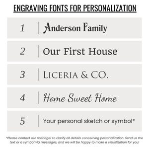 Op de afbeelding: Afbeelding met graveerschriftsoorten voor personalisatie. De afbeelding toont vijf lettertype-opties met voorbeeldtekst: "Anderson Family", "Our First House", "LICERIA & CO.", "Home Sweet Home" en "Your personal sketch or symbol".