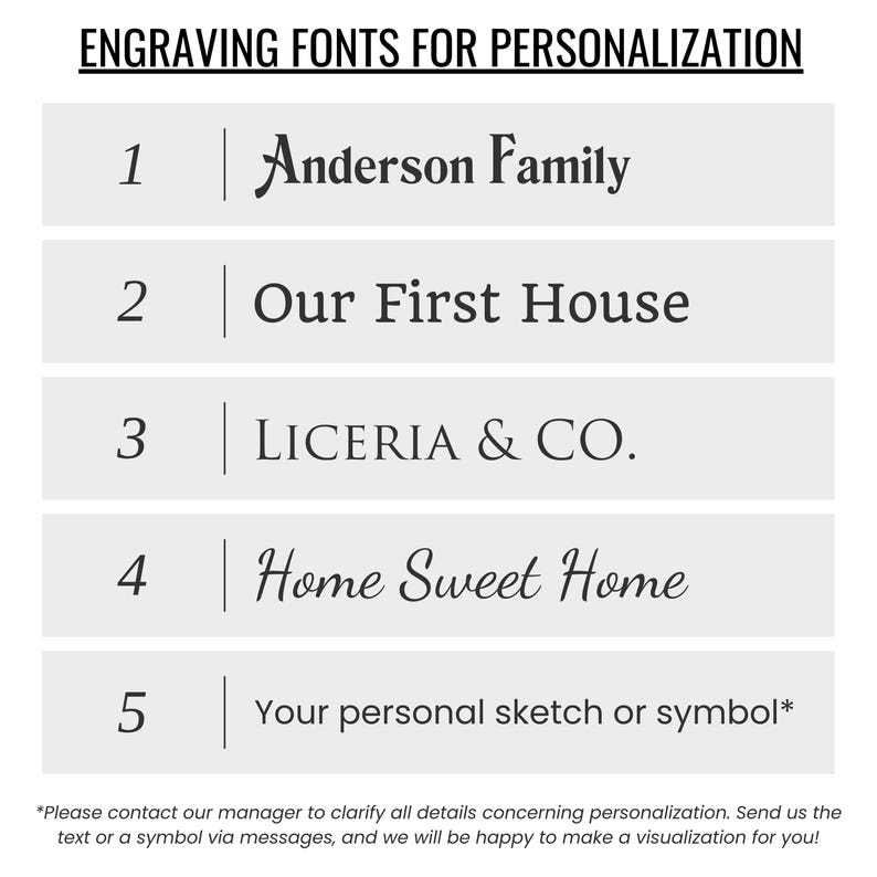 Op de afbeelding: Afbeelding met graveerschriftsoorten voor personalisatie. De afbeelding toont vijf lettertype-opties met voorbeeldtekst: "Anderson Family", "Our First House", "LICERIA & CO.", "Home Sweet Home" en "Your personal sketch or symbol".