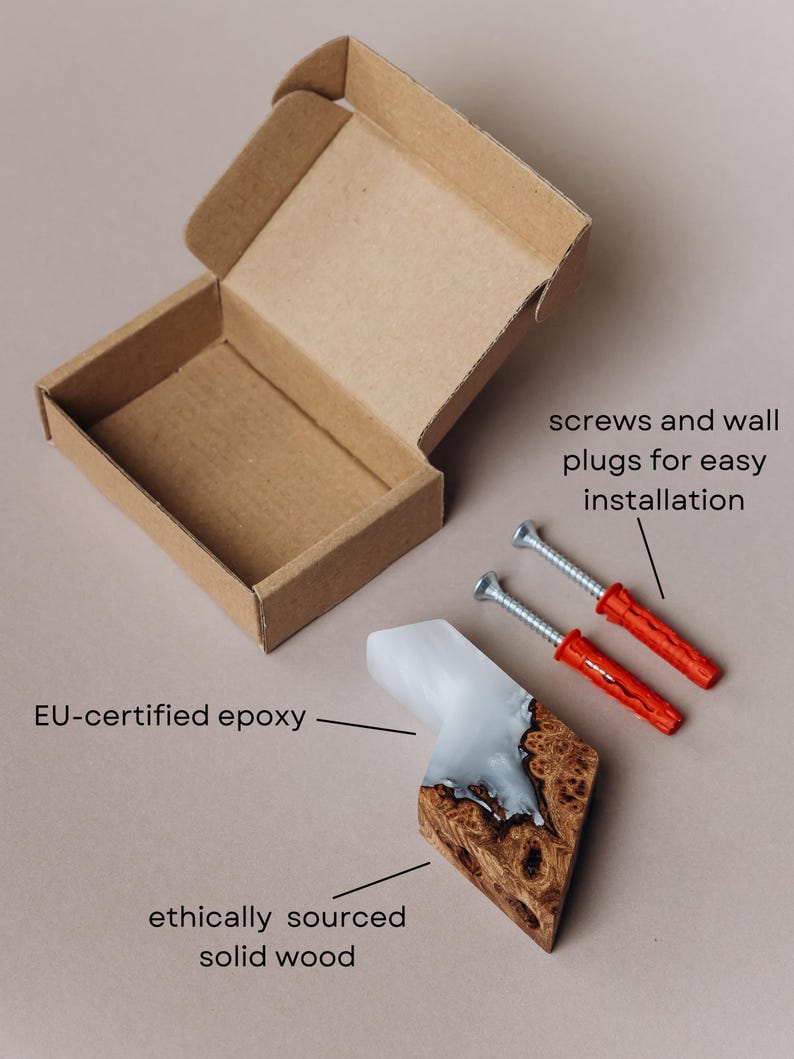 Op de afbeelding: Een houten en epoxy decoratief item met de tekst "EU-gecertificeerde epoxy" en "ethisch verantwoord massief hout". Inclusief schroeven en pluggen voor eenvoudige installatie. Het item zit in een kartonnen doos.