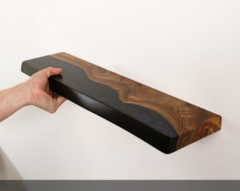 Live edge Zwarte zwevende planken – Moderne plank van hout en epoxy voor de badkamer