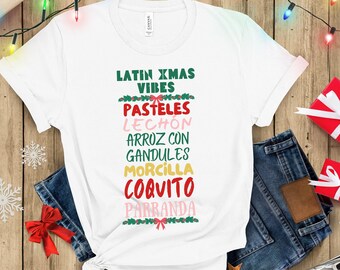 Camiseta con vibraciones navideñas latinas, camiseta navideña puertorriqueña, camiseta navideña con comida latina, estilo navideño latino, camiseta navideña con sabores latinos, feliz Navidad