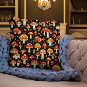 Coussin brodé champignon, coussin champignons, support décoratif inspiré de la forêt, salon champignon vénéneux, cadeau décoratif pour amoureux de la nature