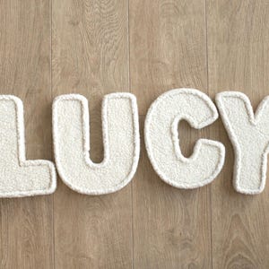 Letras Bouclé de Tecido Personalizadas - Decoração de Berçário, Presente para Bebê Novo, Presente de Batizado, Presente de Chá de Bebê, Decoração de Parede e Prateleira, Arte de Parede para Berçário