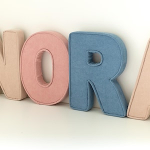 Letras de veludo cotelê com nome de bebê, decoração de berçário, presente para crianças, presente de batizado, presente de chá de bebê, decoração de parede e prateleira para crianças, placa com nome de bebê, arte de parede