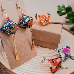 Orecchini di carta origami personalizzati con esaedri di carta giapponese chiyogami multicolori, motivi floreali, regalo originale per anniversario
