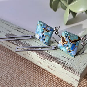 Orecchini origami in carta argentata con esaedri di carta giapponese chiyogami multicolori motivi floreali blu regalo originale per anniversario