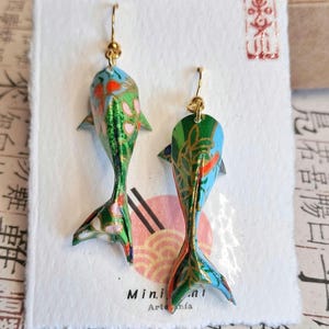 Orecchini origami a forma di carpa koi con carta giapponese chiyogami blu e verde. Originali orecchini a forma di animale per un regalo di anniversario.