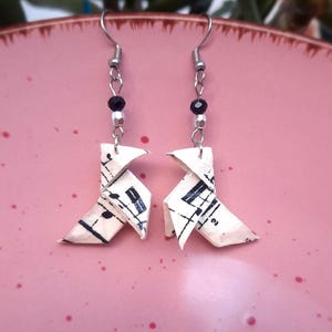 orecchini origami musicali a forma di papillon, orecchini cocotte con spartito musicale, orecchini animali, orecchini impermeabili