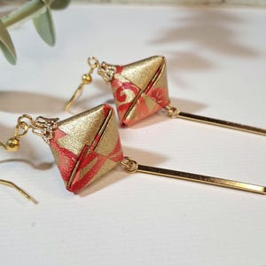 Orecchini di carta origami personalizzati con esaedri di carta giapponese chiyogami multicolori, motivi floreali, regalo originale per anniversario