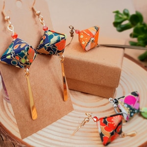 Orecchini di carta origami personalizzati con esaedri di carta giapponese chiyogami multicolori, motivi floreali, regalo originale per anniversario