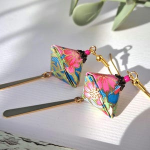 Orecchini origami in carta dorata con carta giapponese chiyogami con motivi floreali multicolori, regalo originale in carta per anniversario