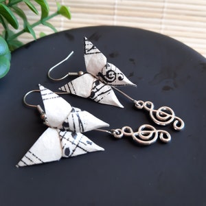 Orecchini di carta origami a farfalla, orecchini con spartito musicale, orecchini con chiave di violino, regali di carta per l'anniversario