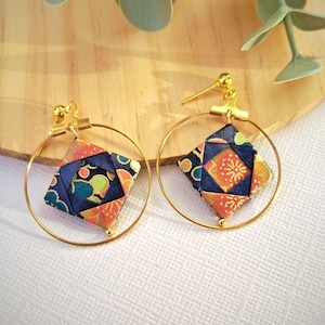 orecchini personalizzati in carta origami con carta giapponese chiyogami con motivi floreali multicolori regalo originale in carta anniversario