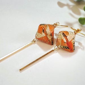 Orecchini di carta origami personalizzati con motivo giapponese chiyogami esaedro arancione a forma di gru. Originale regalo di anniversario.