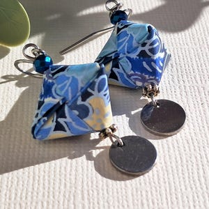 Orecchini in carta origami con carta giapponese, orecchini con motivi floreali, regalo originale in carta per Natale, orecchini blu