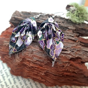 Orecchini a forma di foglia origami con carta giapponese chiyogami con motivi floreali viola regalo originale per anniversario orecchini lunghi