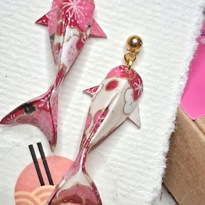 Orecchini origami a forma di carpa koi, orecchini a forma di pesce con carta giapponese chiyogami raffigurante fiori di ciliegio, regalo di anniversario in carta