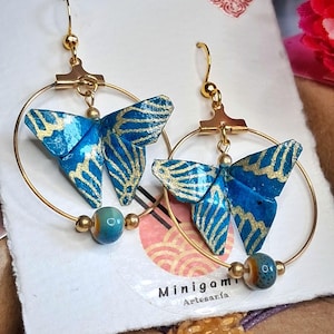 Origami-Schmetterlings-Creolen mit tiefblauem Bastelpapier und goldenen Linien, ein originelles Papiergeschenk zum Jahrestag.