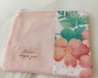 Roze en bloemrijke “Illumine” etui