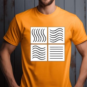 Op de afbeelding: Oranje T-shirt met een vierkant ontwerp met zwarte lijnen die elementen voorstellen. De vierkanten bevatten golvende en rechte lijnen. Het T-shirt heeft een ronde hals en wordt door een persoon gedragen.