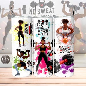 Op de afbeelding: Drie witte bekers met kleurrijke ontwerpen met vrouwen die gewichten heffen en motiverende tekst. De tekst op de bekers luidt "Installing Muscles", "No Sweat No Beauty No Squat No Booty" en "Strong is the New Beautiful".