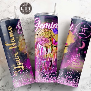 Puede incluir: Tres vasos de acero inoxidable con fondo negro y purpurina rosa. Los vasos presentan un diseño de atrapasueños con plumas, un símbolo del zodíaco Géminis y el texto "Your Name" en purpurina dorada.