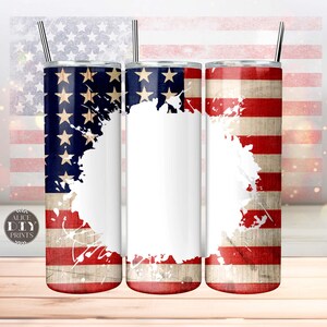 Könnte beinhalten: Drei Edelstahlbecher mit einem abgenutzten amerikanischen Flaggen-Design. Die Flagge ist rot, weiß und blau mit einem weißen Sprühfarbeffekt. Die Becher sind perfekt für die Sublimation.