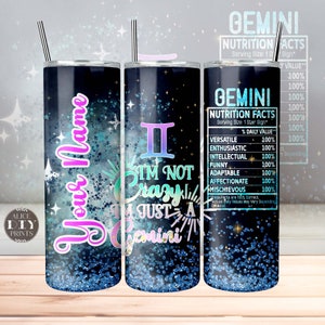 Puede incluir: Un vaso negro y azul con purpurina y estrellas. El vaso tiene un texto superpuesto rosa que dice "Your Name" y un gráfico que dice "I'm not crazy, I'm just a Gemini". El vaso también tiene una etiqueta de información nutricional para Géminis que enumera rasgos como "versátil", "entusiasta" y "travieso".