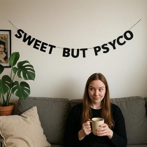 DULCE PERO PSICÓLOGO – Black Letters Banner