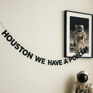Houston, tenemos un problema – Pancarta con letras negras