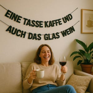 Eine Tasse Kaffee Und Auch Das Glas Wein – Banner de letras negras