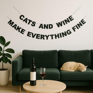 Los gatos y el vino lo hacen todo bien – Black Letters Banner