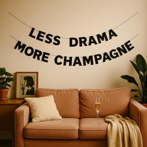 Menos drama, más champán – Black Letters Banner