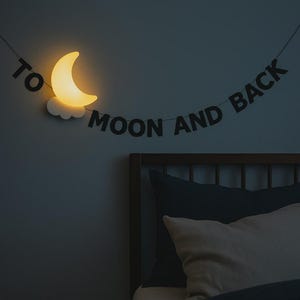 A la Luna y de regreso – Banner de letras negras