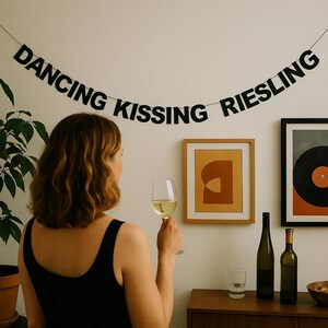 RIESLING BESÁNDOSE BAILANDO – Pancarta de letras negras
