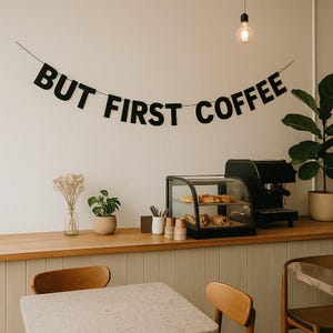 PERO PRIMERO UN CAFÉ – Pancarta en letras negras