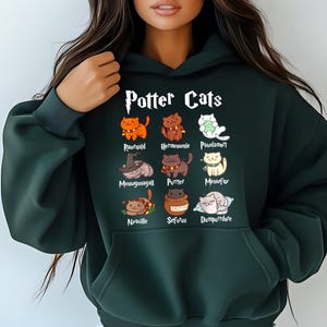 Peut inclure: Un sweat-shirt vert fonc&eacute; avec un imprim&eacute; blanc de chats repr&eacute;sentant des personnages de la s&eacute;rie Harry Potter. Le texte "Potter Cats" est imprim&eacute; au-dessus du graphique.