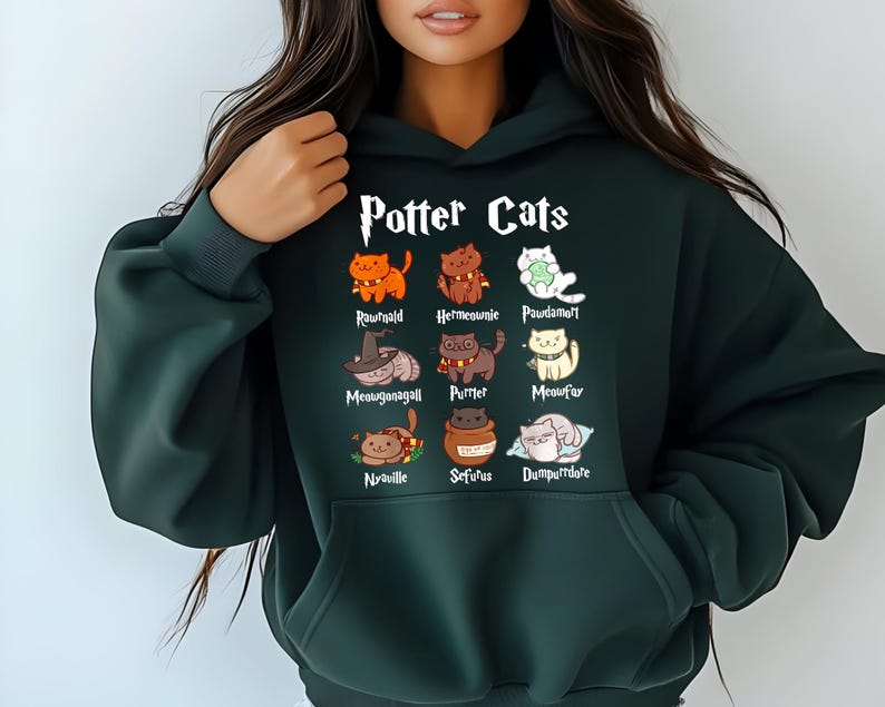 Peut inclure: Un sweat-shirt vert fonc&eacute; avec un imprim&eacute; blanc de chats repr&eacute;sentant des personnages de la s&eacute;rie Harry Potter. Le texte "Potter Cats" est imprim&eacute; au-dessus du graphique.