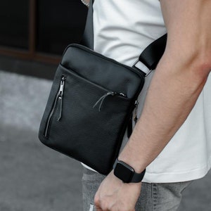 Sac à bandoulière en cuir fait main| Sac messager en cuir| Sacoche pour téléphone portable pour homme| Sac à bandoulière noir| Sacoche pour iPhone 15 Pro| Petit sac pour homme