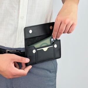 Capa de couro personalizada para smartphone | Coldre de cinto personalizado para iPhone 16 | 17 Pro Max | Suporte para celular | Capa de celular feita à mão com compartimento para cartão