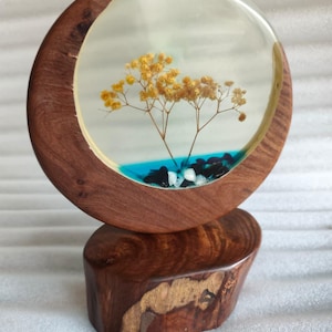 Lámpara de resina con forma de luna creciente hecha a mano con flores secas - Luz nocturna con base de madera - Decoración celestial para el hogar - Lámpara de árbol luminosa inspirada en la naturaleza
