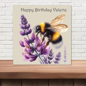 Gepersonaliseerde verjaardagskaart Bumble Bee op paarse wikkebloem - welke naam dan ook - of gewoon een gelukkige verjaardag
