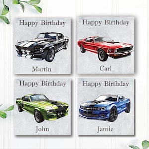 Puede incluir: Cuatro tarjetas cuadradas con ilustraciones de coches clásicos. Cada tarjeta dice "Happy Birthday" en la parte superior, con un nombre debajo del coche. Los coches son negros, rojos, verdes y azules. Las tarjetas están sobre un fondo blanco.