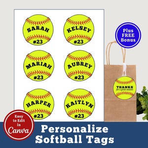 Puede incluir: Etiquetas de regalo con temática de softbol con nombres y números personalizados. Las etiquetas son amarillas con costuras rojas, y se muestran los nombres Sarah, Kelsey, Mariah, Aubrey, Harper y Kaitlyn. También se muestra una bolsa de papel marrón con una etiqueta a juego.