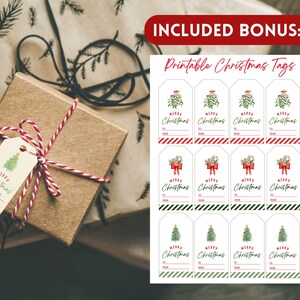 Pode incluir: Uma caixa de presente embrulhada com uma etiqueta que diz "Merry Christmas". O presente &eacute; amarrado com barbante vermelho e branco. Inclui uma folha de etiquetas de Natal imprim&iacute;veis com v&aacute;rios designs festivos e o texto "Merry Christmas".