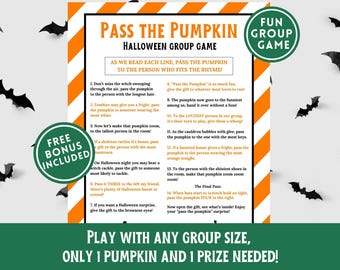 Puede incluir: Un juego de grupo de Halloween titulado "Pasa la Calabaza" con rayas diagonales naranjas y blancas. El juego incluye instrucciones y está decorado con siluetas de murciélagos y una pegatina de "Bono gratis incluido".