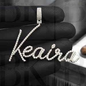 Colgante con letra cursiva, colgante con nombre de moissanita auténtica, diseño hip hop, colgante de plata 925, acabado en oro blanco de 14 k, regalo de cumpleaños para ella.