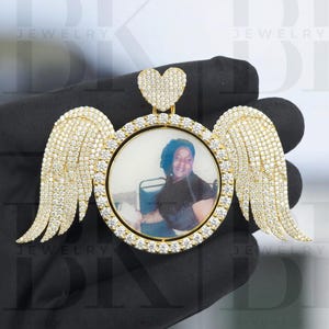 Colgante con foto de ala de diamante y moissanita VVS, letra personalizada, cierre de corazón, colgante giratorio, regalo de cumpleaños para él, plata 925, acabado en oro amarillo de 14 quilates.